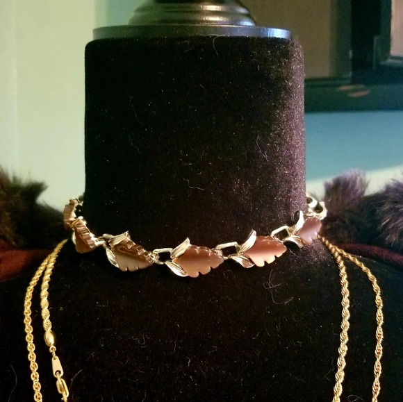 2 for $20😉Beautiful Vintage choker - Picture 2 of 8